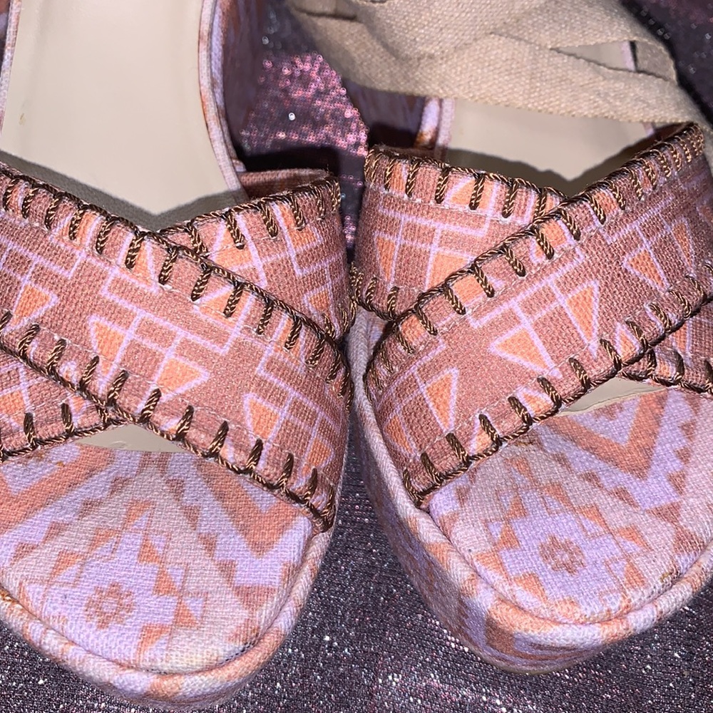 Theodora & Callum By Stuart Weitzman Printed Linen Wedges - Picture 12 of 12